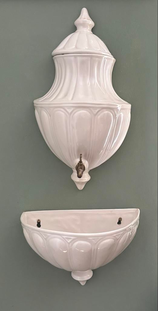 Antieke keramische wandfontein met kraan, Ophalen