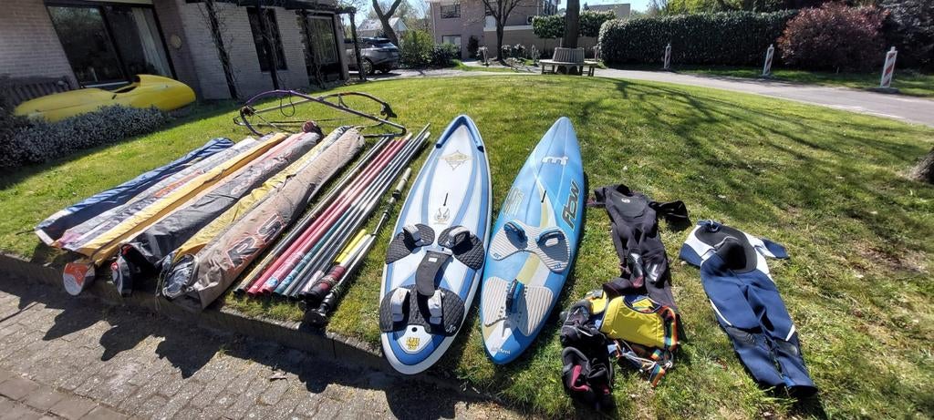 Complete Windsurf Set: 2 Planken, 7 Zeilen, Pakken & Acc., Ophalen, 250 tot 300 cm, Met vin(nen), Complete set