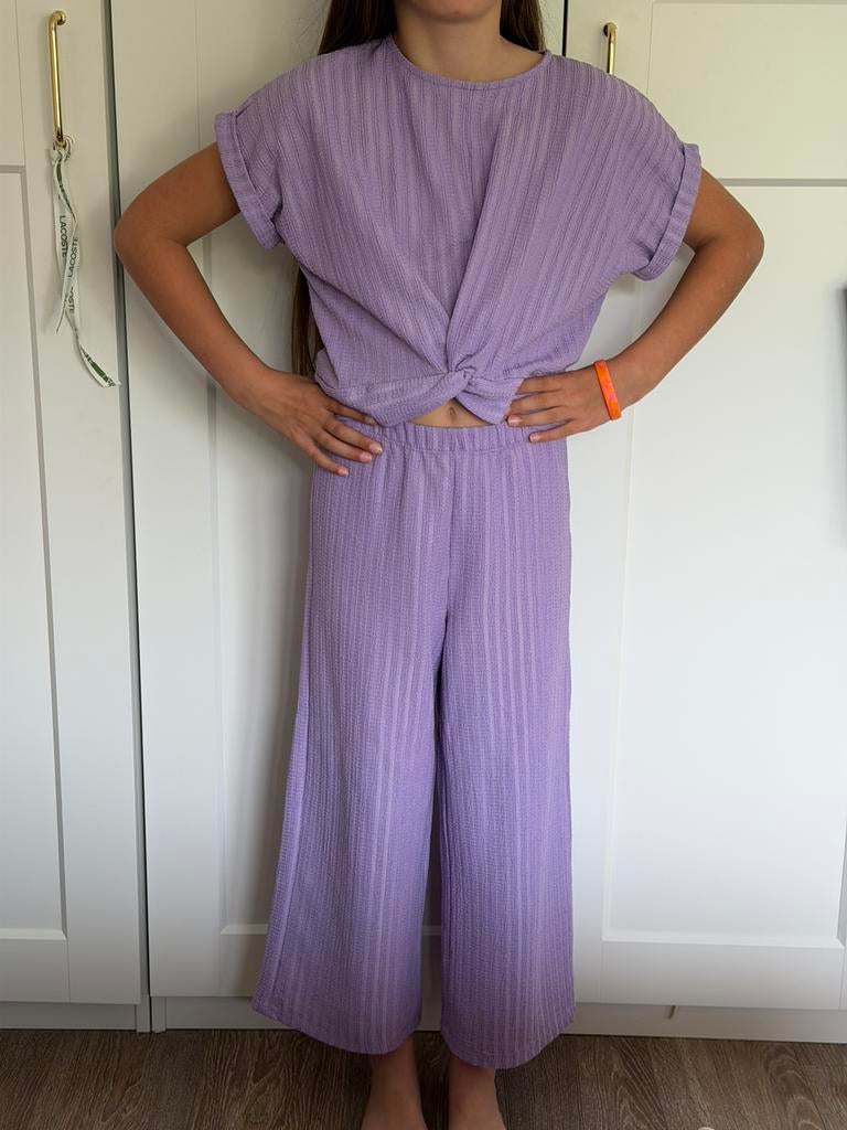 Paarse set wijde broek + cropped top maat 134/140 – zgan, Kinderen en Baby's, Kinderkleding | Maat 134, Ophalen of Verzenden, Zo goed als nieuw