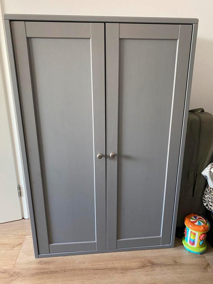 Grijze kast met 2 deuren en planken - Gebruikt, Huis en Inrichting, Kasten | Overige, Gebruikt, Ophalen