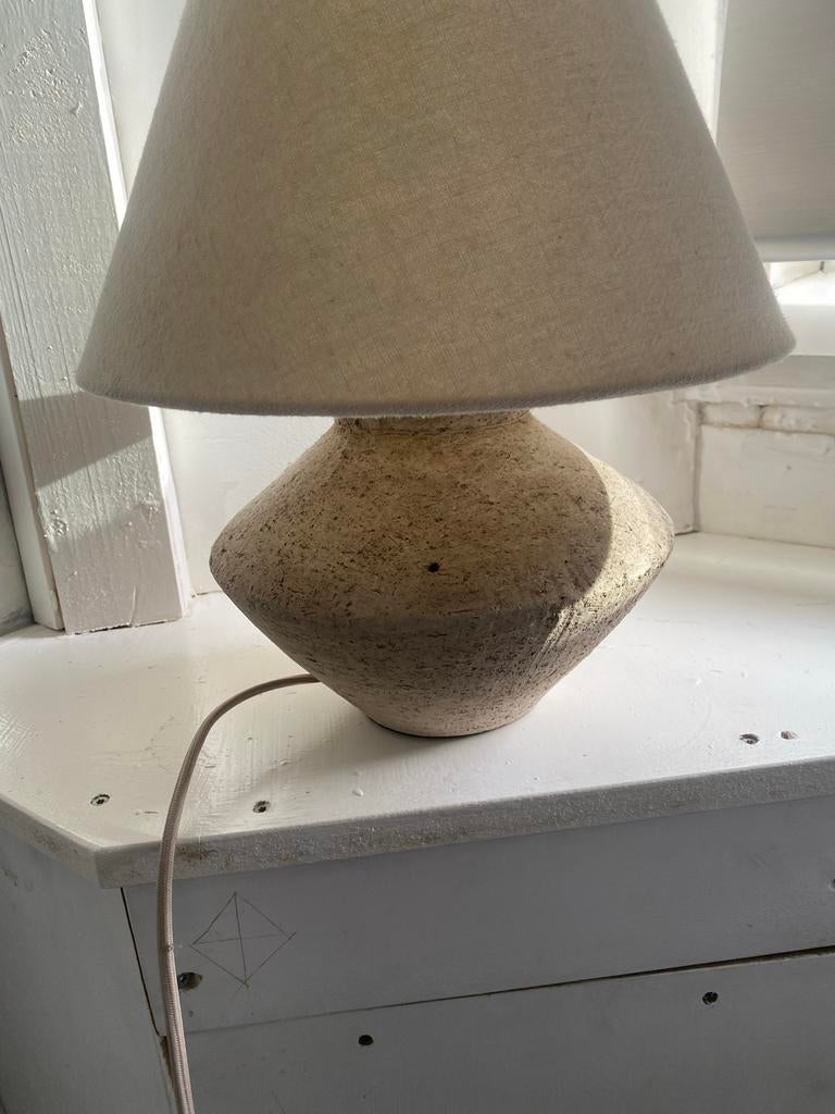 Tafellamp met aardewerk voet en linnen kap beige, Huis en Inrichting, Lampen | Tafellampen, Ophalen, Zo goed als nieuw, Stof, Minder dan 50 cm