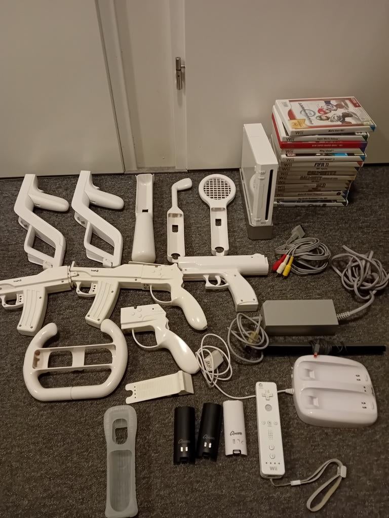 Nintendo wii met accessoires en 15 spellen (3x Mario), Nintendo, Gebruikt, Met stuurtje, .