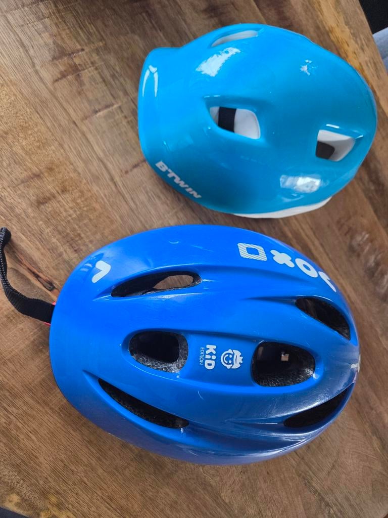 Twee kinderfietshelmen, Ophalen, Zo goed als nieuw, Jongen