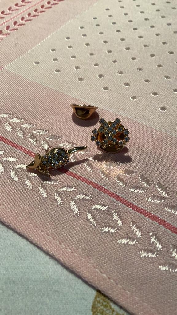 Broches muis en strikje, Verzenden, Zo goed als nieuw, Overige kleuren, Zilver