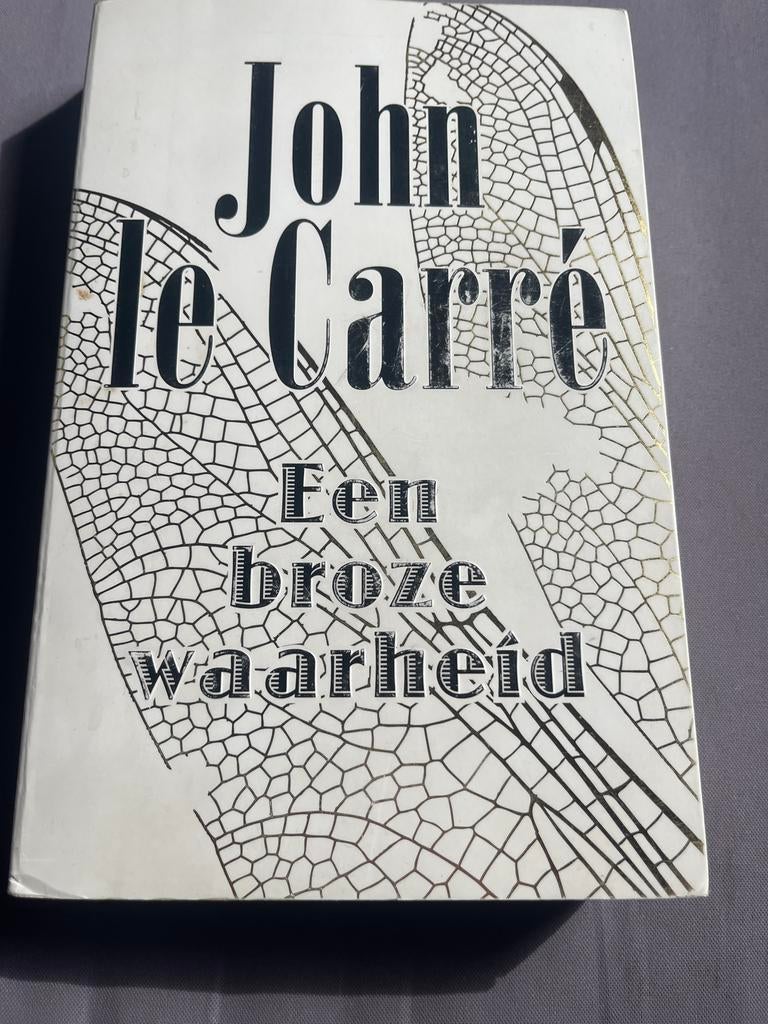 John le Carré - Een Broze Waarheid (Paperback), Boeken, Ophalen of Verzenden, Gelezen, Europa overig