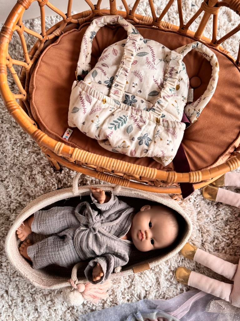 Pop, deaagzak en rotan wieg, Ophalen, Wieg