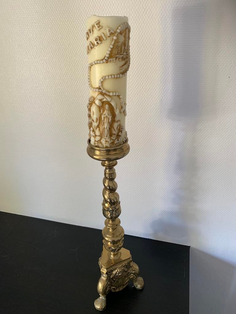 Antieke kerkelijke kandelaar + decoratieve kaars, Ophalen of Verzenden, Koper of Brons