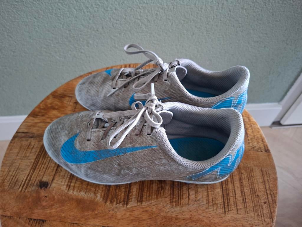 Nike Voetbalschoenen Maat 36 - Gebruikt op kunstgras, Sport en Fitness, Voetbal, Ophalen of Verzenden, Schoenen