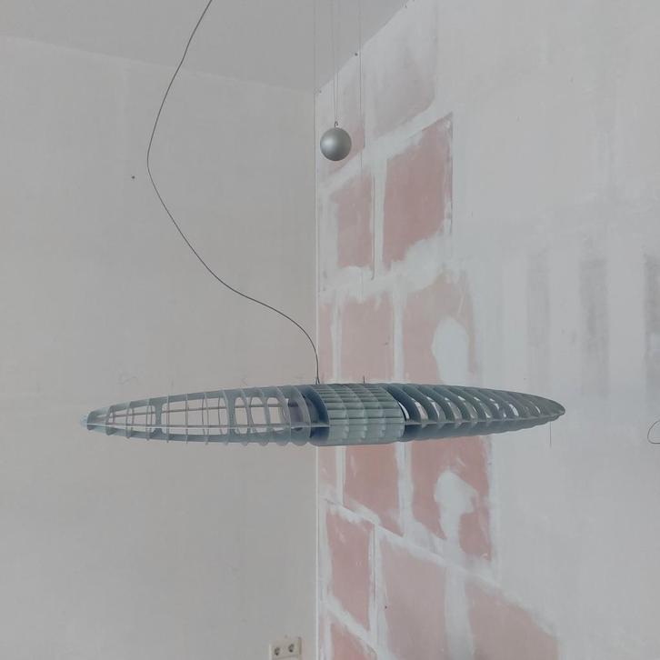 Luceplan Titania hanglamp - Vleugelvormig design, Huis en Inrichting, Lampen | Hanglampen, Gebruikt, Minder dan 50 cm, Kunststof