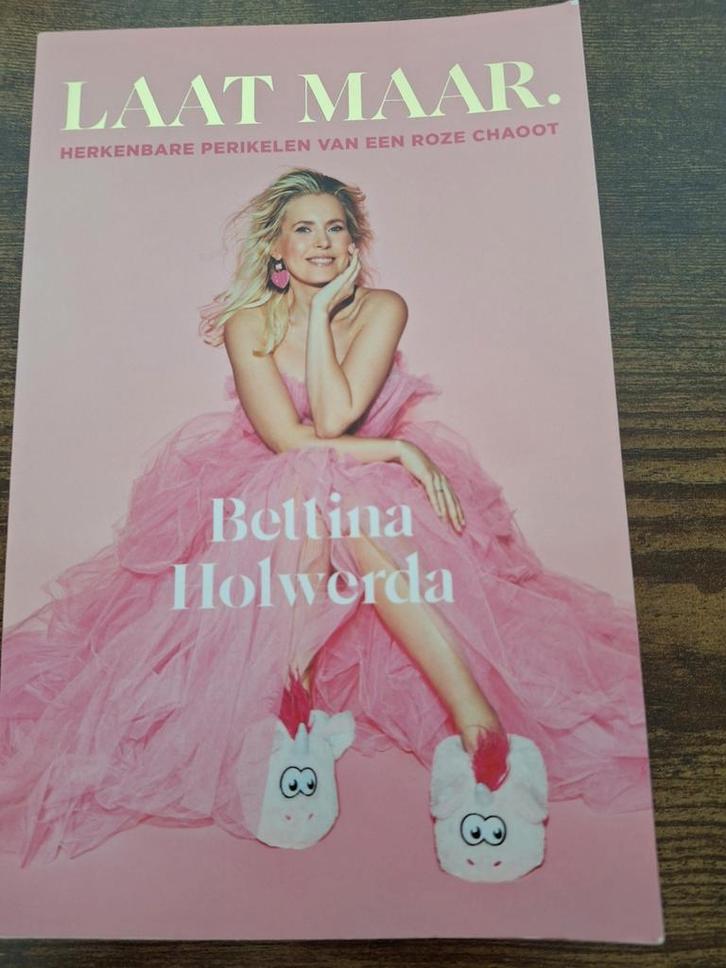Laat maar - Bettina Holwerda, Boeken, Romans, Zo goed als nieuw, Nederland, Ophalen of Verzenden