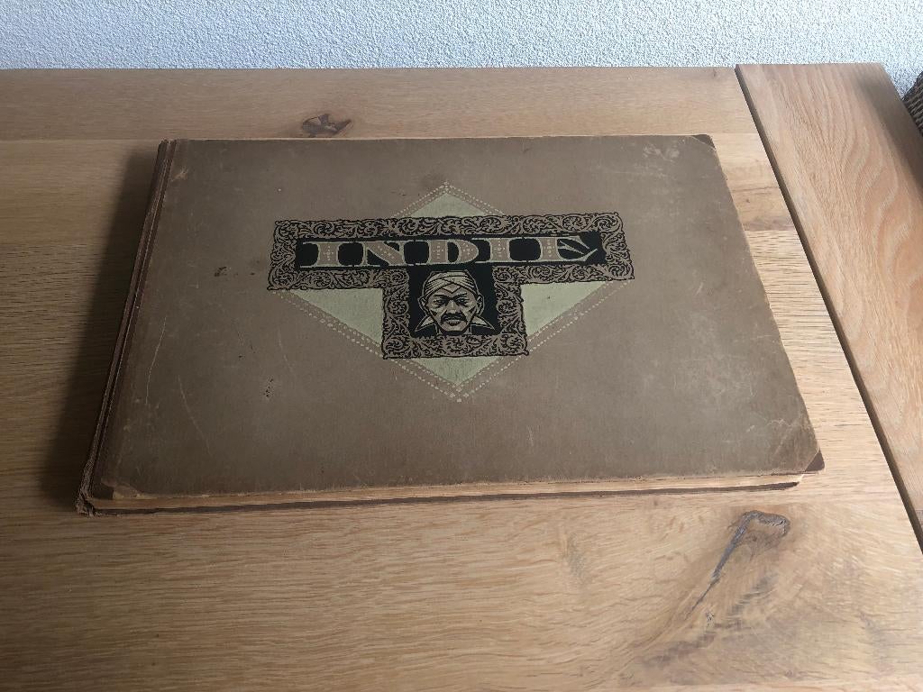 Indië (J.C. Lamster) Compleet met alle plaatjes 1e druk 1928, Boeken, Ophalen of Verzenden, Gelezen, J.C. Lamster, Plaatjesalbum