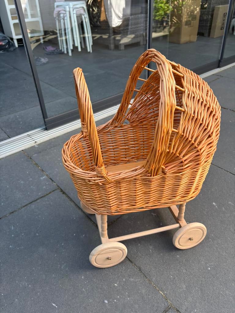 Rieten kinderwagen, Kinderen en Baby's, Speelgoed | Poppen, Ophalen of Verzenden, Zo goed als nieuw, Babypop