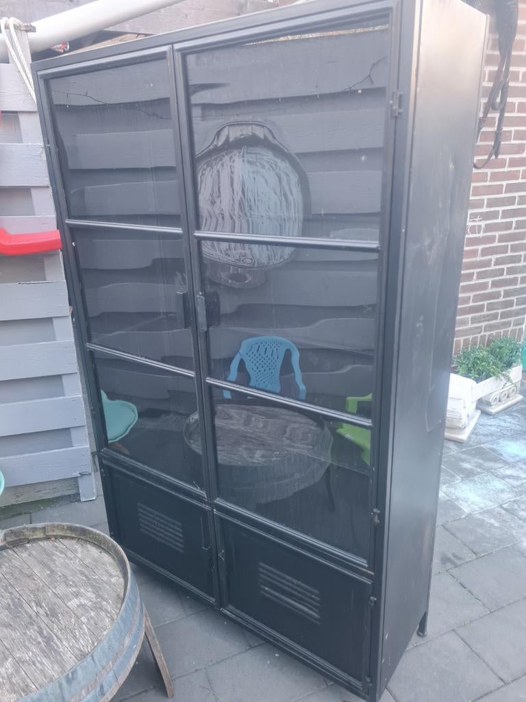 Zwarte metalen kast, Ophalen, Met plank(en), Gebruikt, 50 tot 100 cm