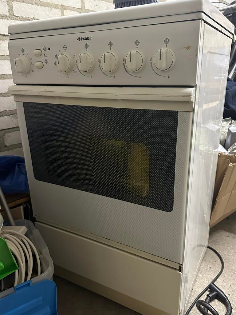 Indesit Gasfornuis met Oven - Wit, Gebruikt, Ophalen, Gebruikt, 4 kookzones, Gas