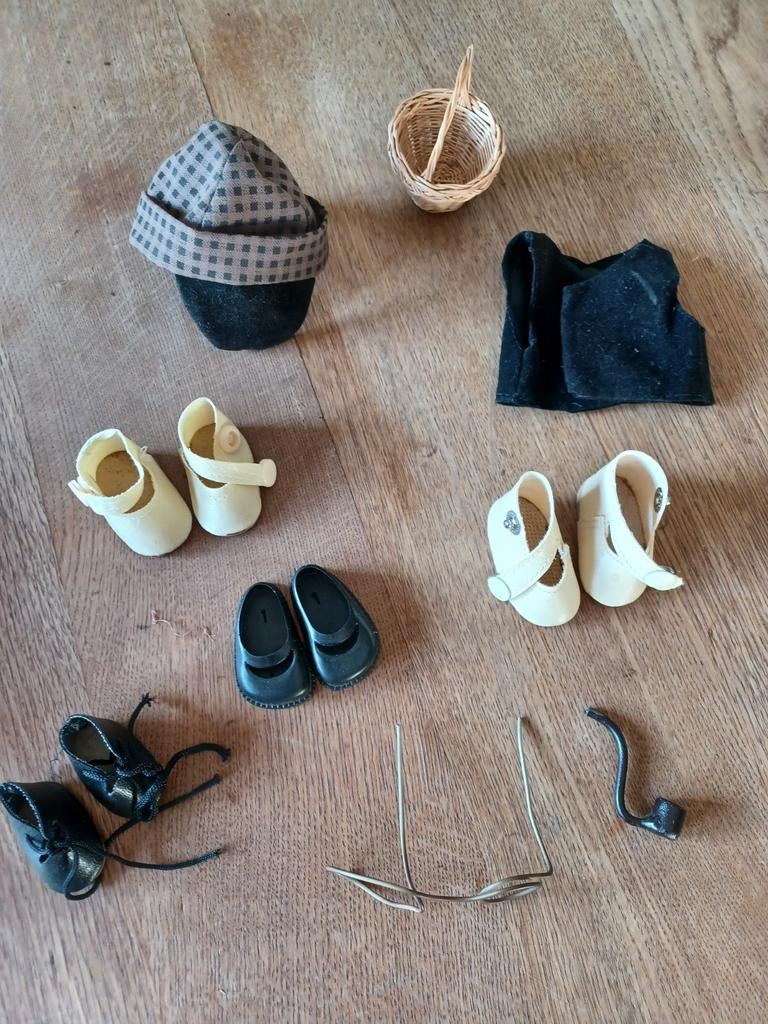 Oude antieke poppenschoentjes en andere poppen accessoires, Ophalen