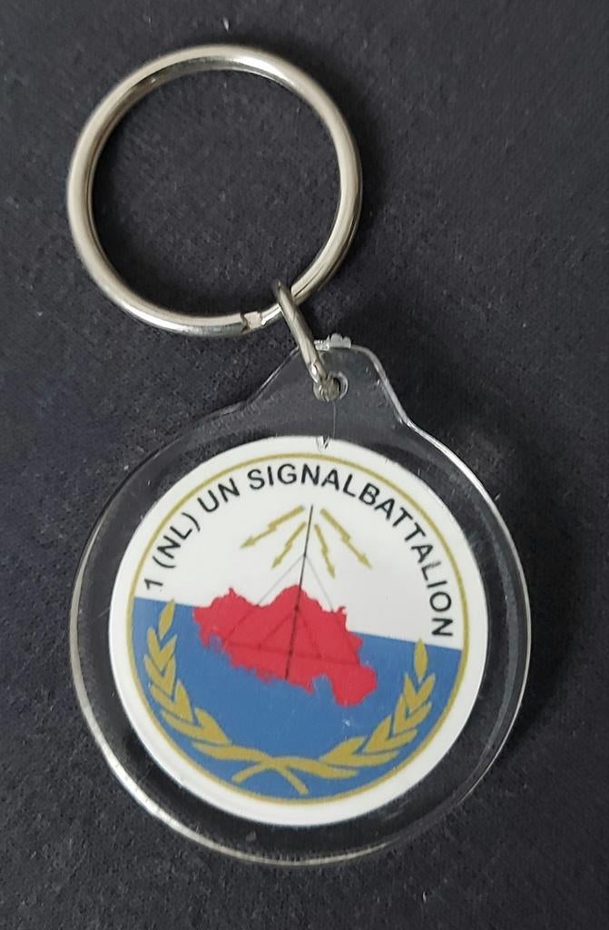 Sleutelhanger uitzending verbindingsdienst 1 NL UN signal, Verzamelen, Militaria | Algemeen, Ophalen of Verzenden, Landmacht, Nederland