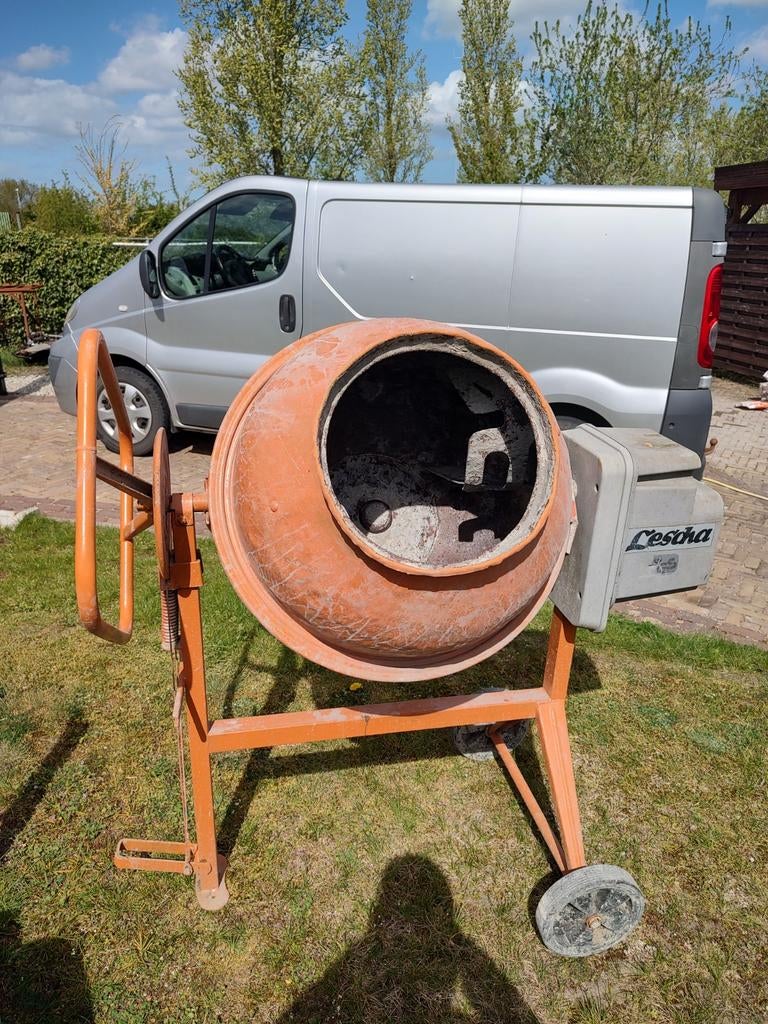 Te Huur: Betonmolen - Lescha SM 145 S - Regio Oostburg, Ophalen, Zo goed als nieuw