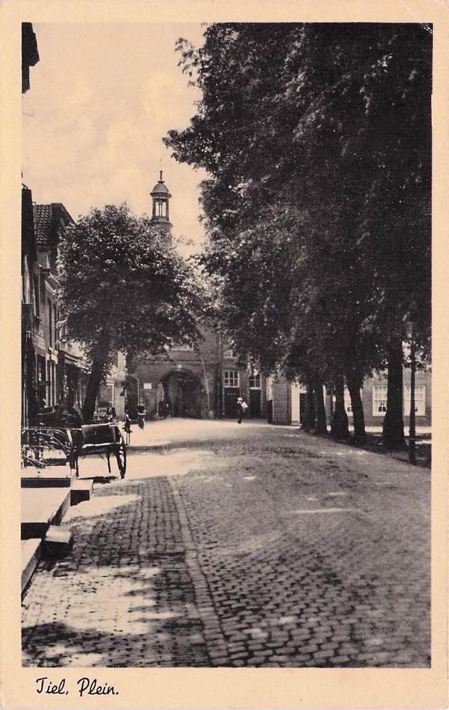 Tiel - Plein met o.a. handkar (gel. 1942), Ophalen of Verzenden, 1940 tot 1960, Gelopen, Gelderland