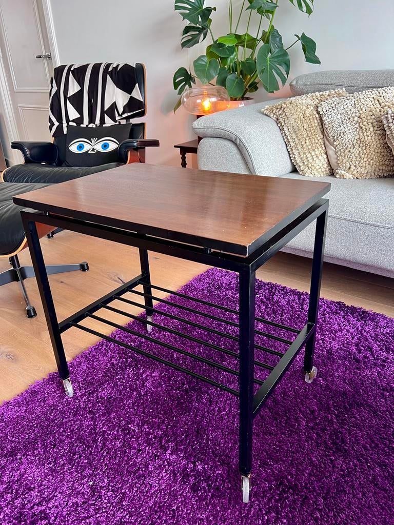 Mid century bijzettafel op wieltjes, Huis en Inrichting, Tafels | Bijzettafels, Ophalen, Gebruikt, 55 tot 75 cm, 60 cm of meer