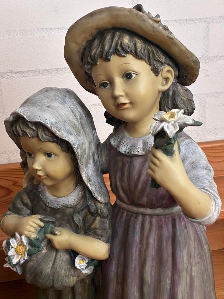Beeld van 2 nostalgische meisjes, Antiek en Kunst, Kunst | Beelden en Houtsnijwerken, Overige onderwerpen, Ophalen of Verzenden