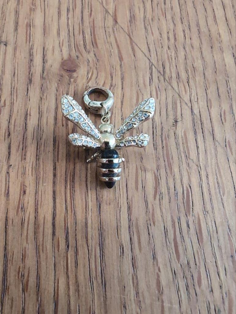 Gouden Bij Bedel met Strass - merk fossil. Zo Goed als Nieuw, Overige merken, Glas of Kristal, Ophalen of Verzenden, Zo goed als nieuw