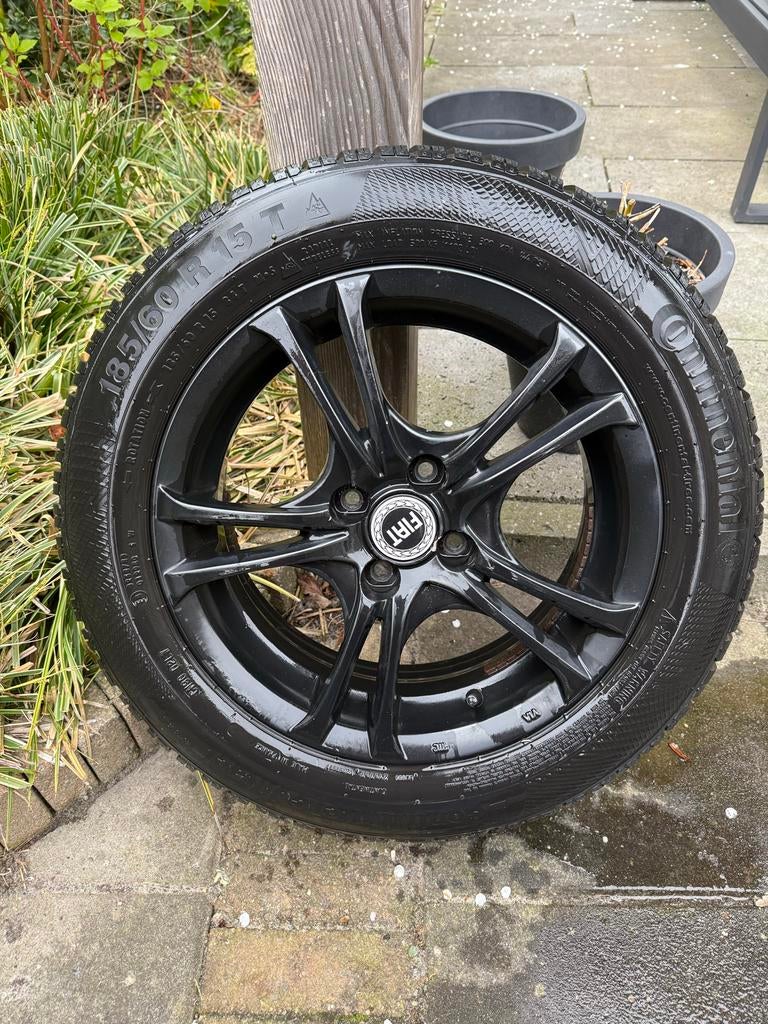 Fiat 500 winterbanden met zwarte velgen 185/60 R15, Auto-onderdelen, Banden en Velgen, Ophalen, Gebruikt, 15 inch, Banden en Velgen