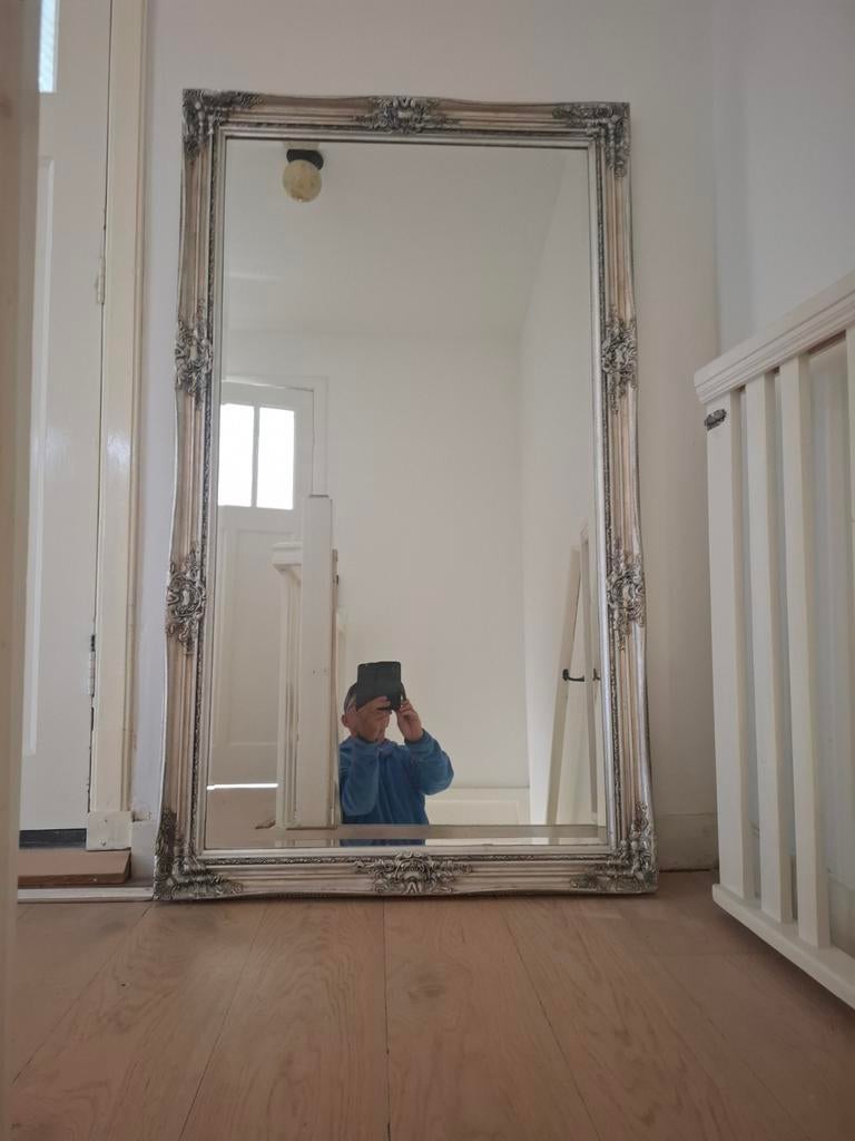 Grote Barok Spiegel - Zilverkleurig met Ornamenten, Huis en Inrichting, Woonaccessoires | Spiegels, Ophalen of Verzenden, Zo goed als nieuw