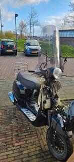 Zwarte scooter met schade aan de voorkant, Fietsen en Brommers, Ophalen, Gebruikt, Overige typen, Overige merken