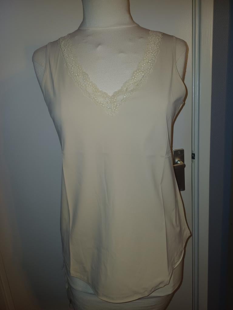 Travel top Sand met smalle kanten randje - Diverse maten, Beige, Maat 42/44 (L), Nieuw, Ophalen of Verzenden