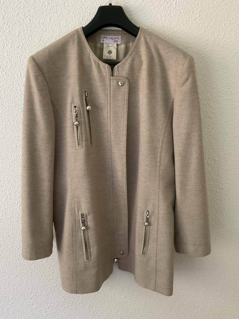 SET Jasje met rok. DINO VALIANO, Ophalen of Verzenden, Zo goed als nieuw, Beige