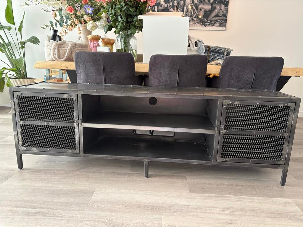 Stoer Zwart Stalen TV Meubel - Industrieel Design, Huis en Inrichting, Kasten | Televisiemeubels, Ophalen, Gebruikt, 100 tot 150 cm