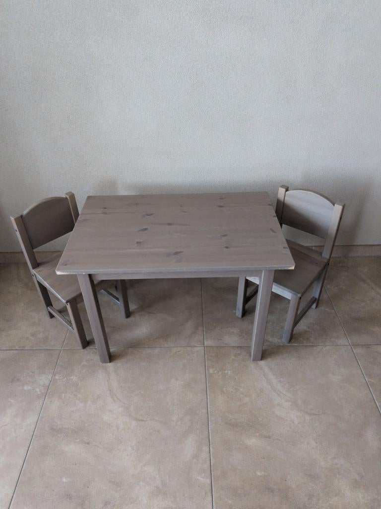 Kindertafel met twee stoelen - Grijs hout, Ophalen, Gebruikt, Tafel(s) en Stoel(en)