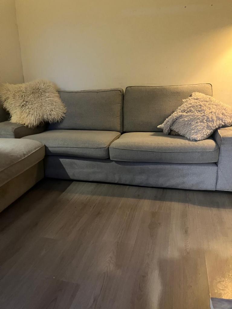 Lichtgrijze kivik bank plus poef van de ikea, Ophalen, Tweepersoons, 75 tot 100 cm, Zo goed als nieuw