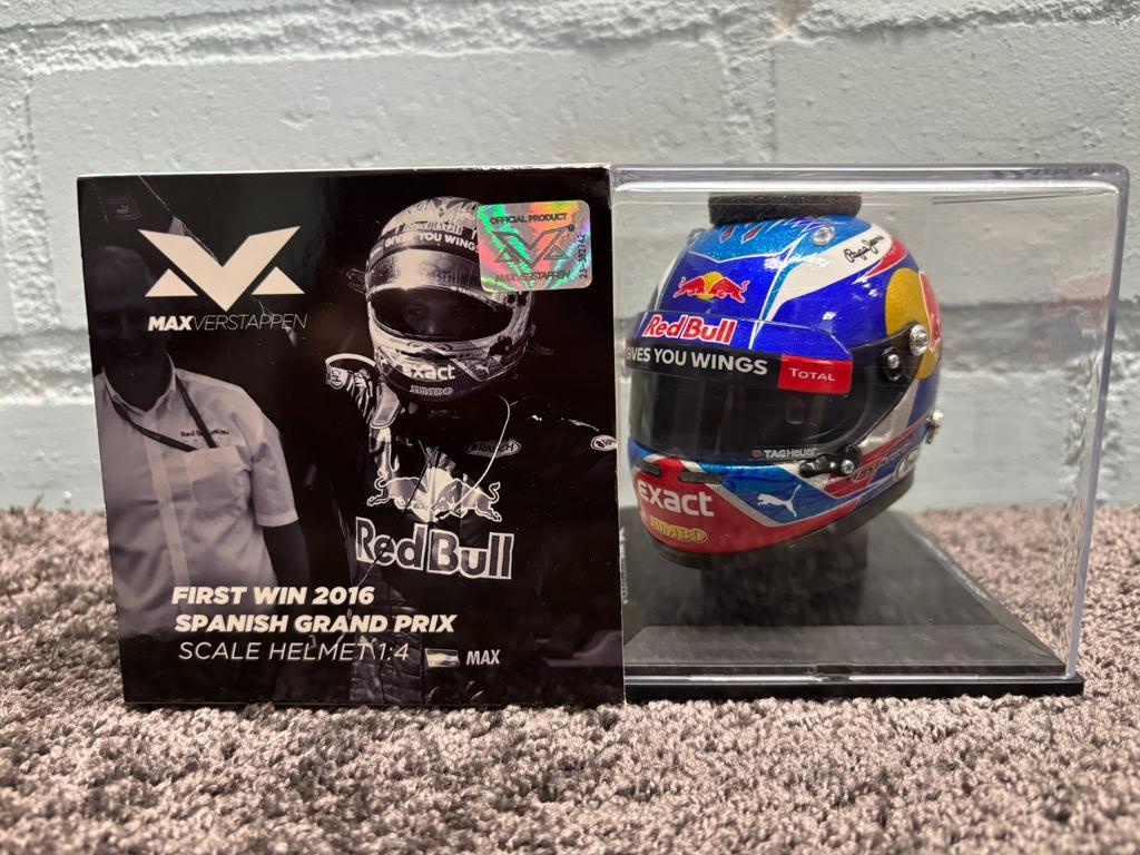 Max verstappen helm 1:4 1ste win spanje 2016, Verzamelen, Automerken, Motoren en Formule 1, Ophalen of Verzenden, Zo goed als nieuw