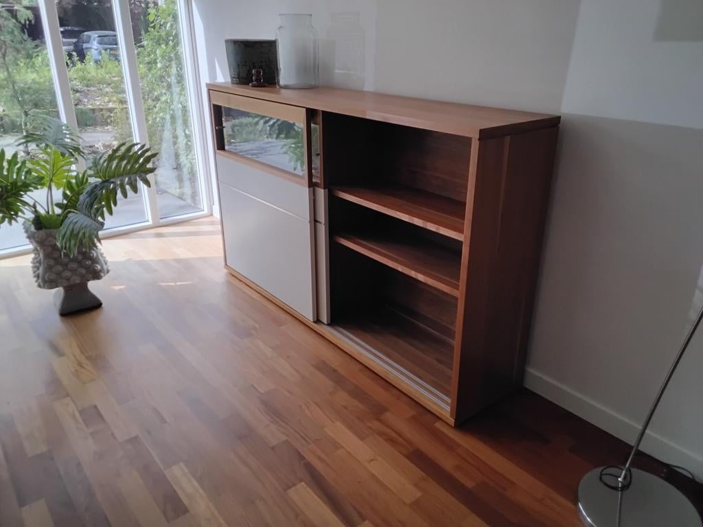 Musterring Dressoir Notenhout met Witte Fronten en Vitrine, Huis en Inrichting, Ophalen, Met deur(en), Glas, 150 tot 200 cm