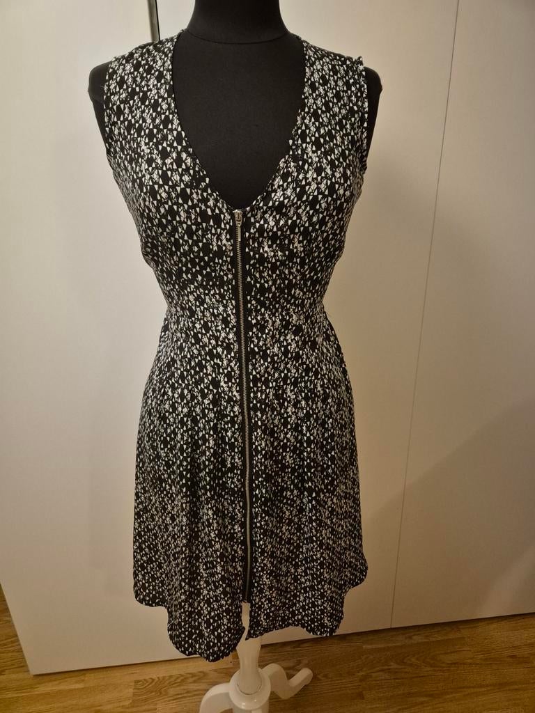 Zwart/wit getailleerd H&M jurkje met rits - maat M **zgan**, Kleding | Dames, Jurken, Maat 38/40 (M), H&M, Zwart, Ophalen of Verzenden