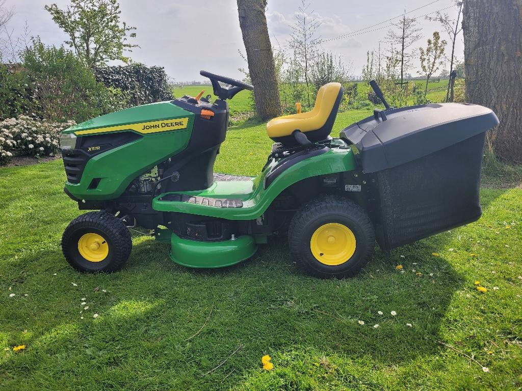 John Deere X117R Zitmaaier, 1 seizoen slechts 31 draaiuren., Tuin en Terras, Zitmaaiers, Gebruikt, Opvangzak, 90 tot 120 cm, Ophalen