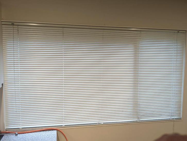 2x Jaloezieën, luxaflex, 240 breed, Huis en Inrichting, Stoffering | Gordijnen en Lamellen, Zo goed als nieuw, 200 cm of meer