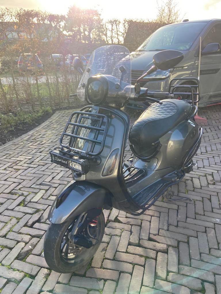 Piaggio Vespa prima vera met een vespa sprint look, Fietsen en Brommers, Scooters | Vespa, Ophalen, Zo goed als nieuw, Benzine