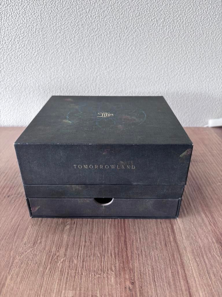 Tomorrowland treasure case 2024 complete, Verzamelen, Ophalen of Verzenden, Zo goed als nieuw