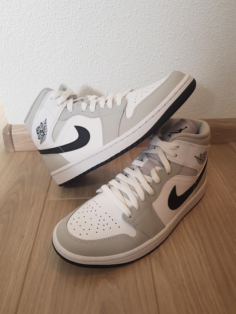 Jordan 1 mid light smoke grey maat 37.5, Kleding | Dames, Schoenen, Ophalen of Verzenden, Zo goed als nieuw, Grijs, Sneakers of Gympen