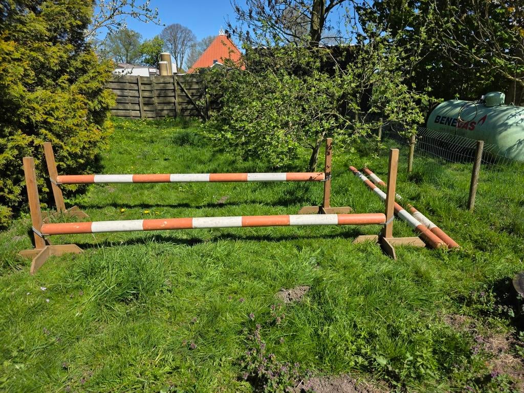 Springbalken met zelfgemaakte hindernis staanders., Dieren en Toebehoren, Ophalen of Verzenden, Springen