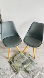 Twee grijze stoelen met houten poten, Gebruikt, Twee, Ophalen of Verzenden, Grijs