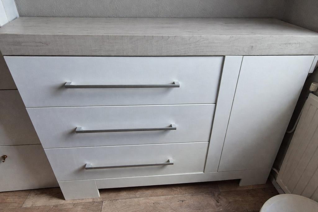 Baby kamertje met brede commode en kast en babybed, Ophalen, Zo goed als nieuw, Jongetje of Meisje