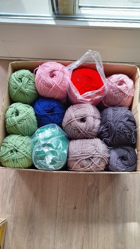 Doos vol met PROMO bollen, Hobby en Vrije tijd, Breien en Haken, Ophalen of Verzenden, Breien of Haken, Wol of Garen