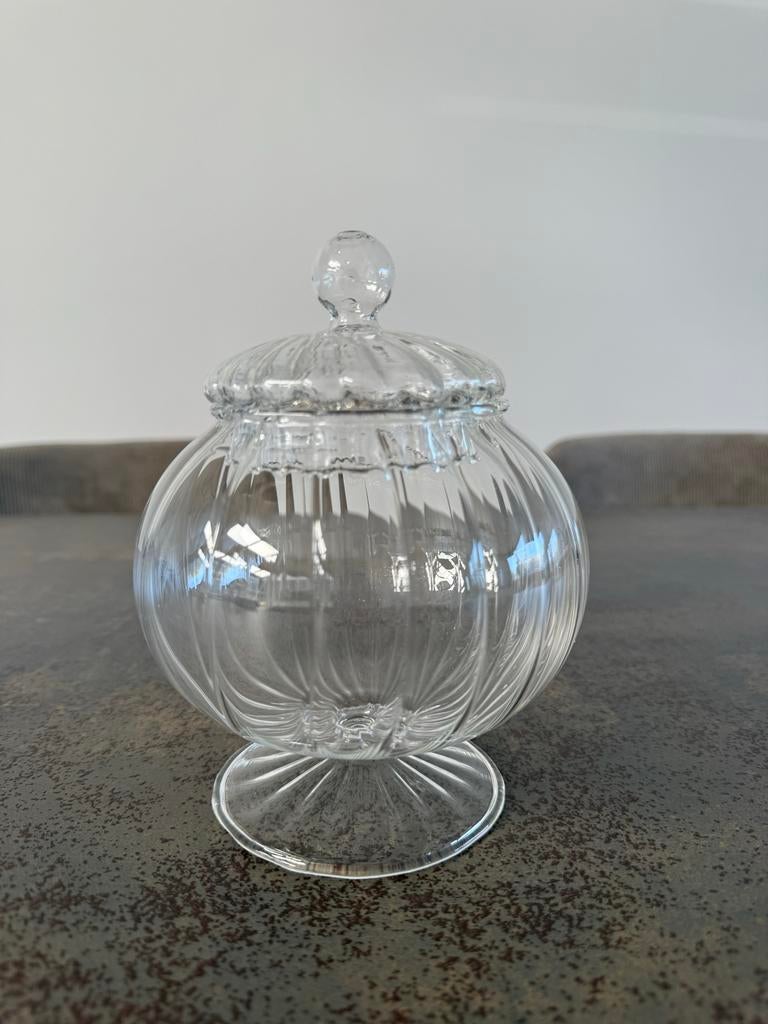 Glazen bonbonnière met deksel, Ophalen