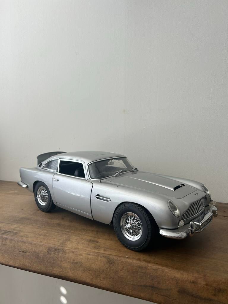 James Bond Aston Martin DB5 – 1:8 Premium Model (Eaglemoss), Hobby en Vrije tijd, Modelauto's | 1:18, Gebruikt, Auto, Overige merken