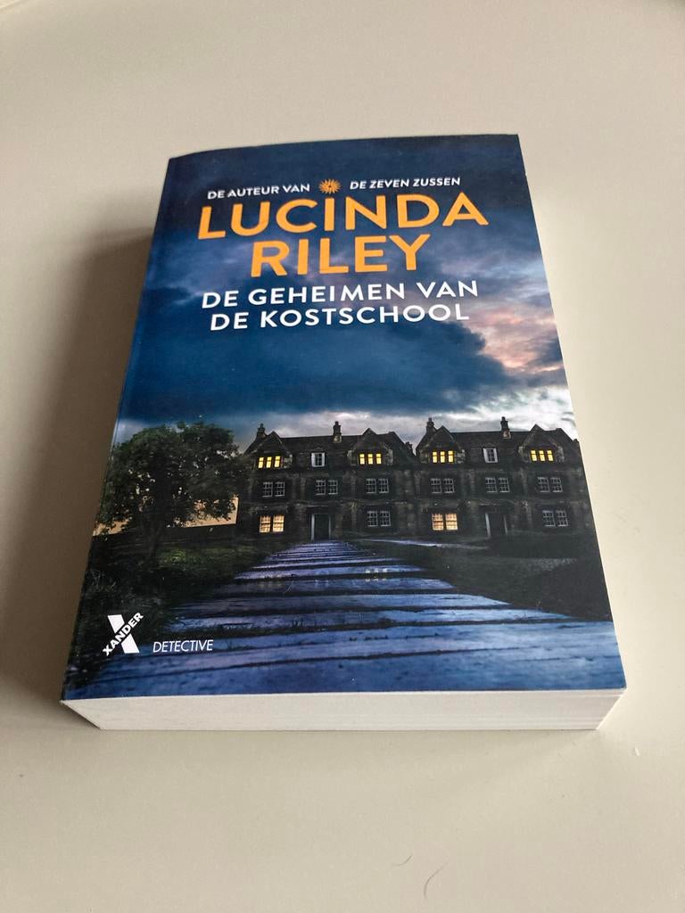 Boek: De Geheimen van de Kostschool - Lucinda Riley, Ophalen of Verzenden, Gelezen
