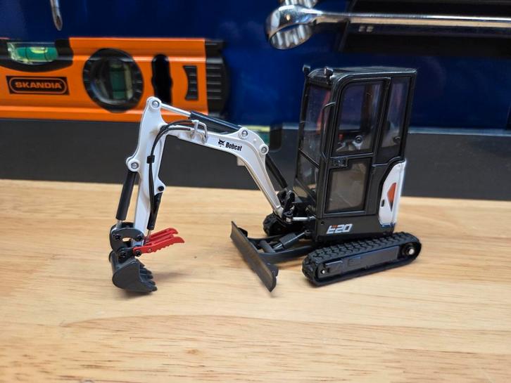 Bobcat E27 Minikraan Grondverzet Universal Hobbies 1:25, Hobby en Vrije tijd, Modelauto's | 1:50, Zo goed als nieuw, Overige typen
