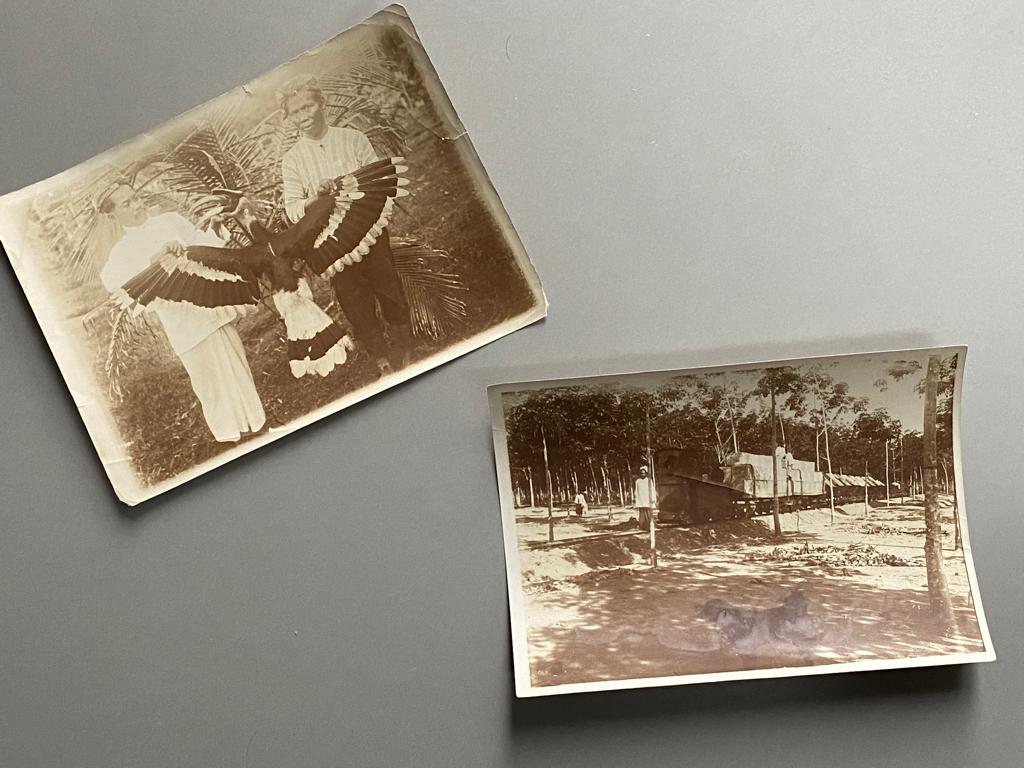 2 oude foto’s uit Nederlands Indië (neushoornvogel / trein), Verzamelen, Gebruikt, Foto, Voor 1940, Buitenland